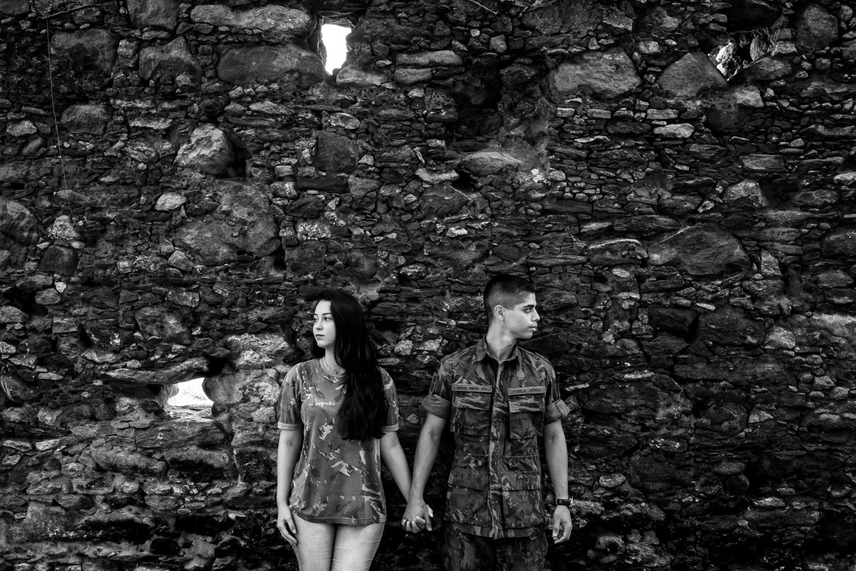 casal militar em ensaio externo rústico reserva de sahy fotógrafo fabio doria 