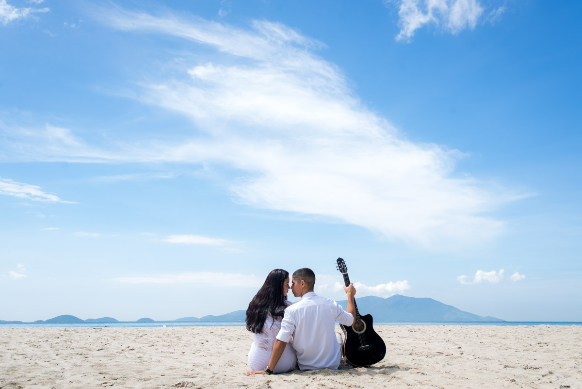 violão na praia para ensaio fotógrafo de casamento fabio doria 
