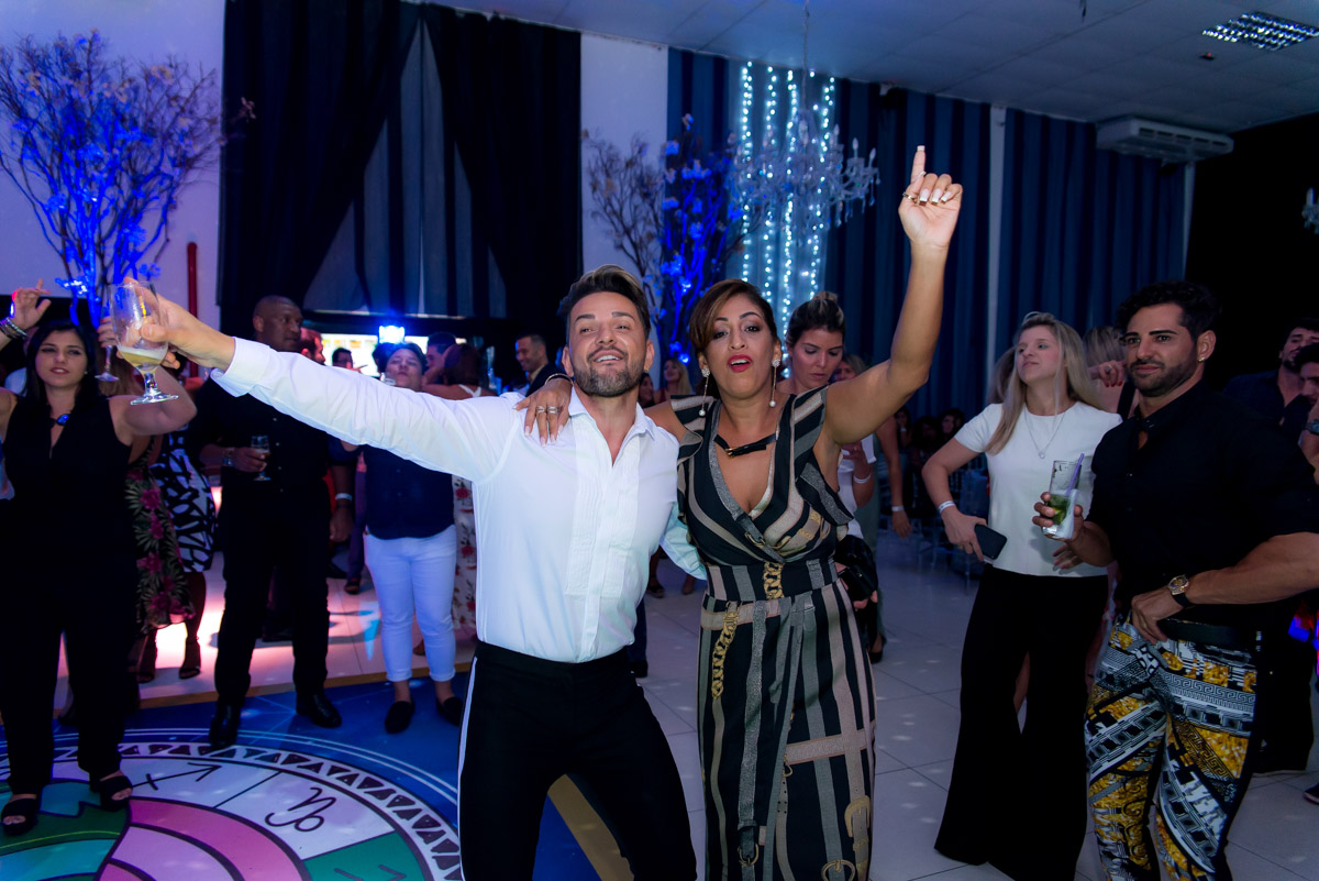 mãe da aniversariante curte a festa da filha 