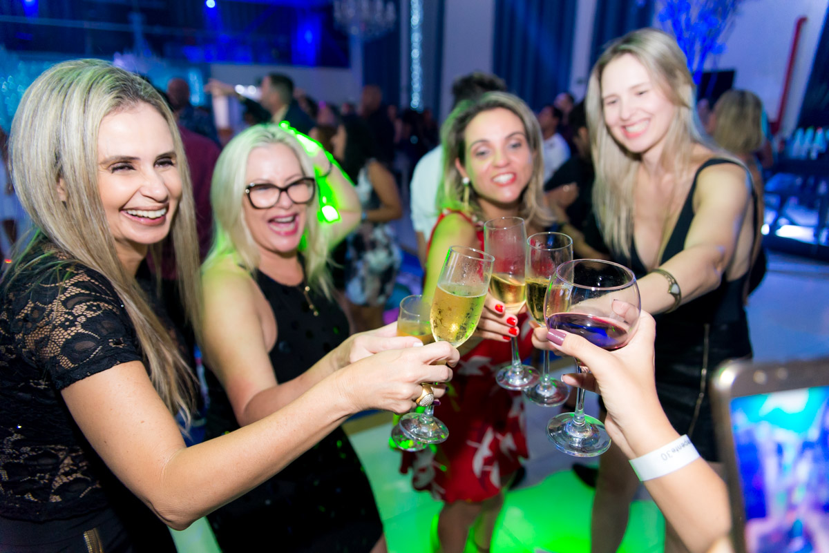 um brinde com amigas em festa de aniversário salão versatilly 