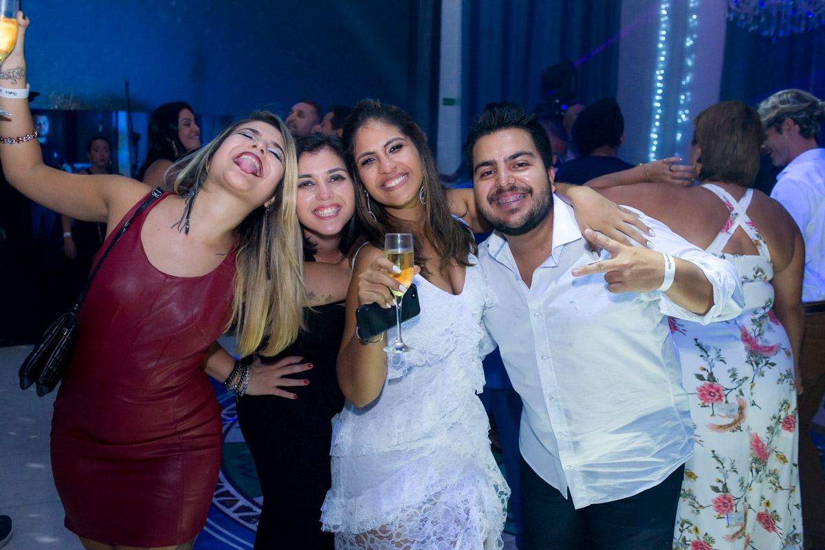 aniversariante de 30 anos com amigos 