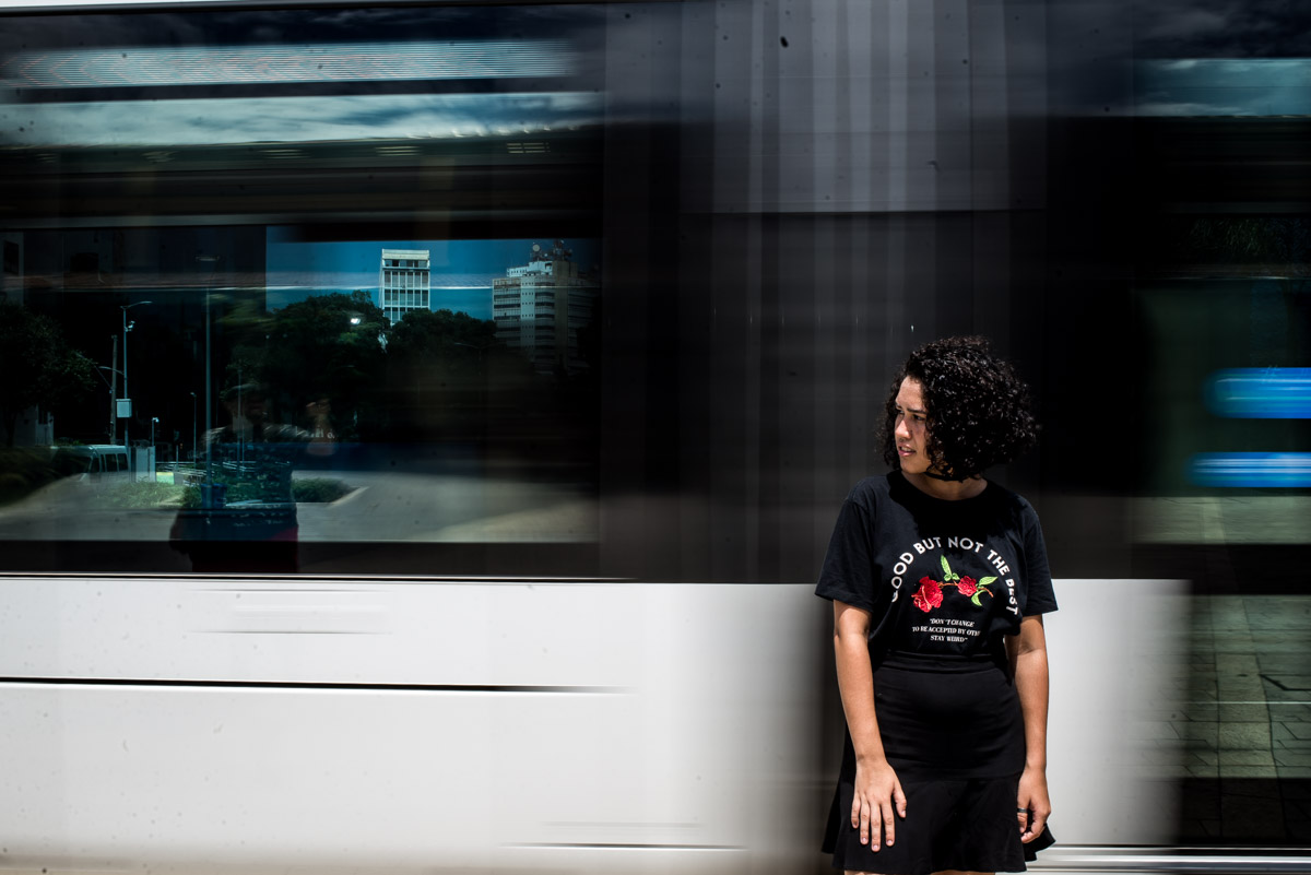 ensaio no centro do rio de janeiro com vlt no fundo