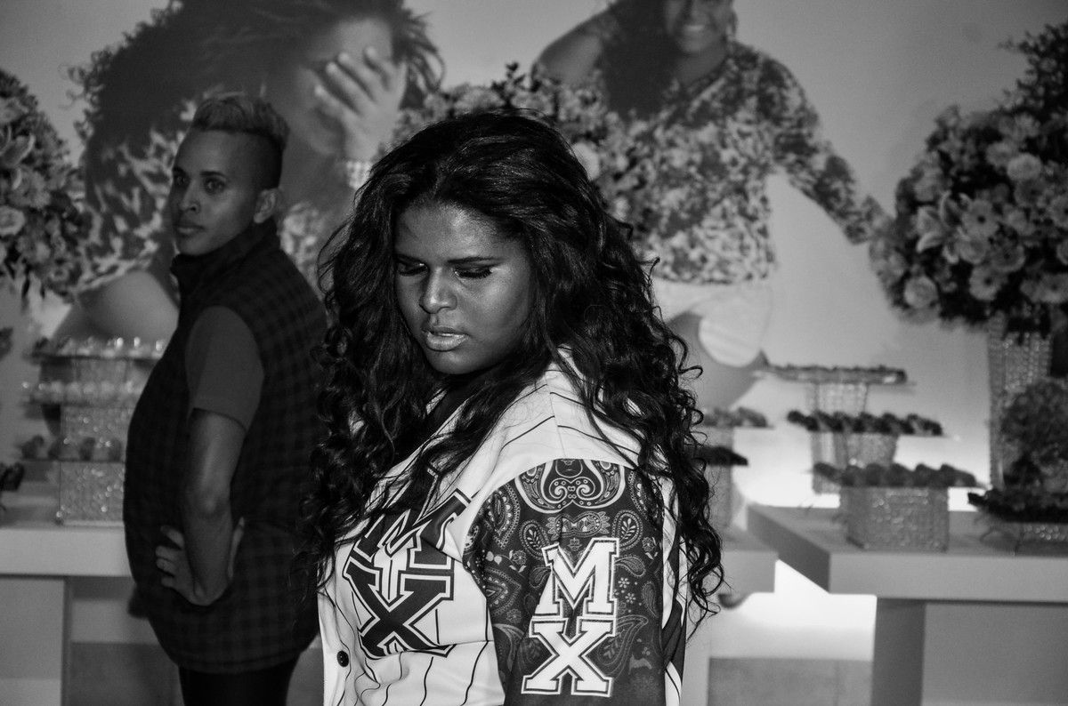 pose da debutante na pista de dança no salão de festas coliseum