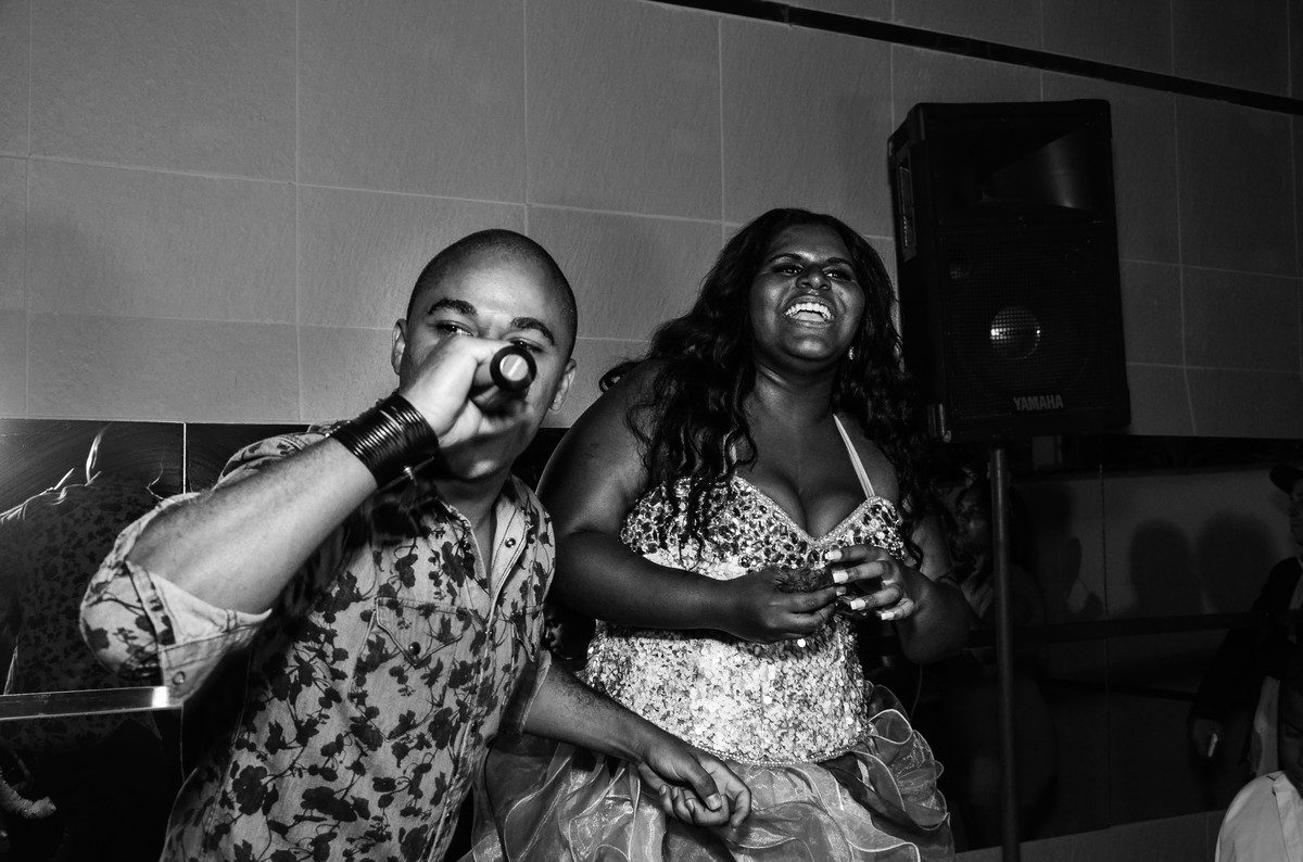 amigo canta para debutante em seu aniversário no salão de festas coliseum