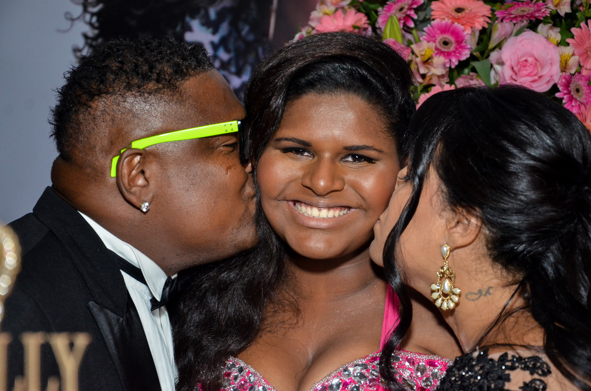 debutante recebe beijos dos pais no salão de festas coliseum