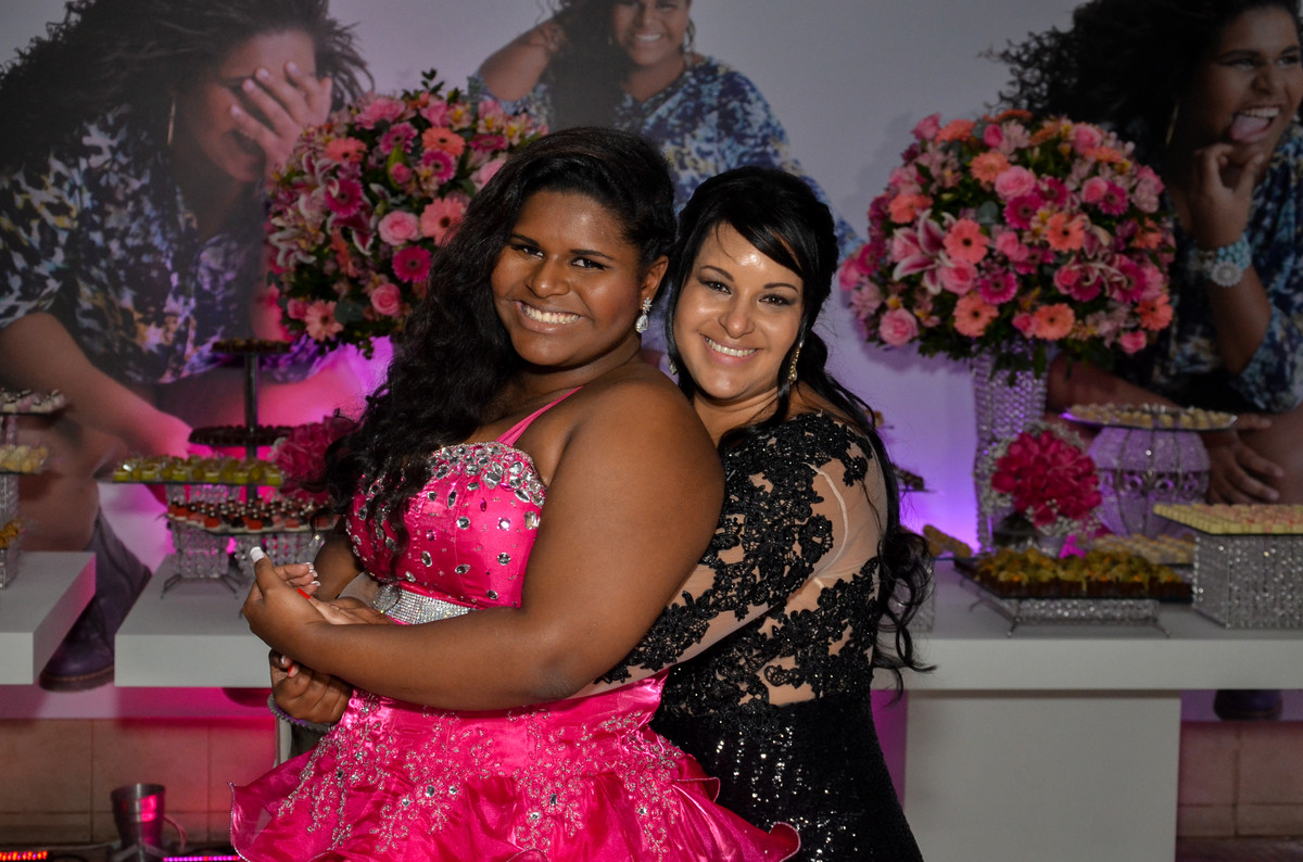 mãe abraça filha na festa de aniversario fotografo fabio doria