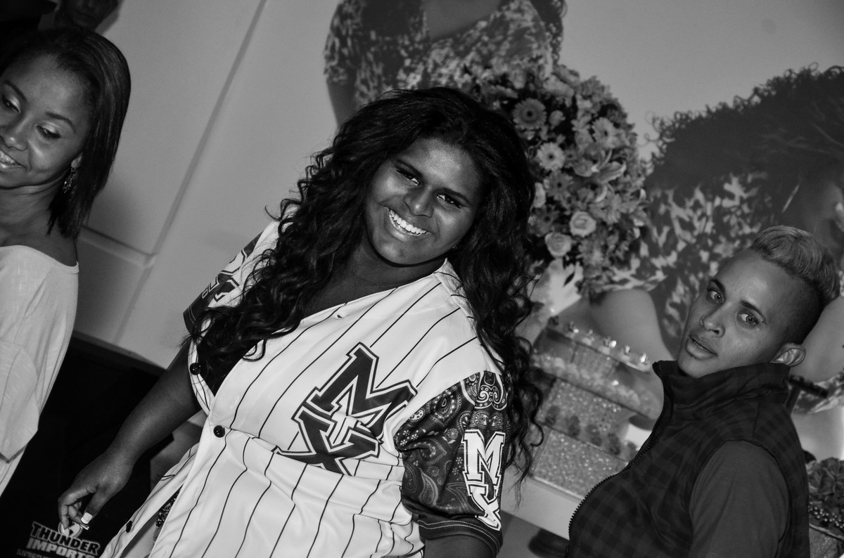 debutante dança com amigos na sua festa