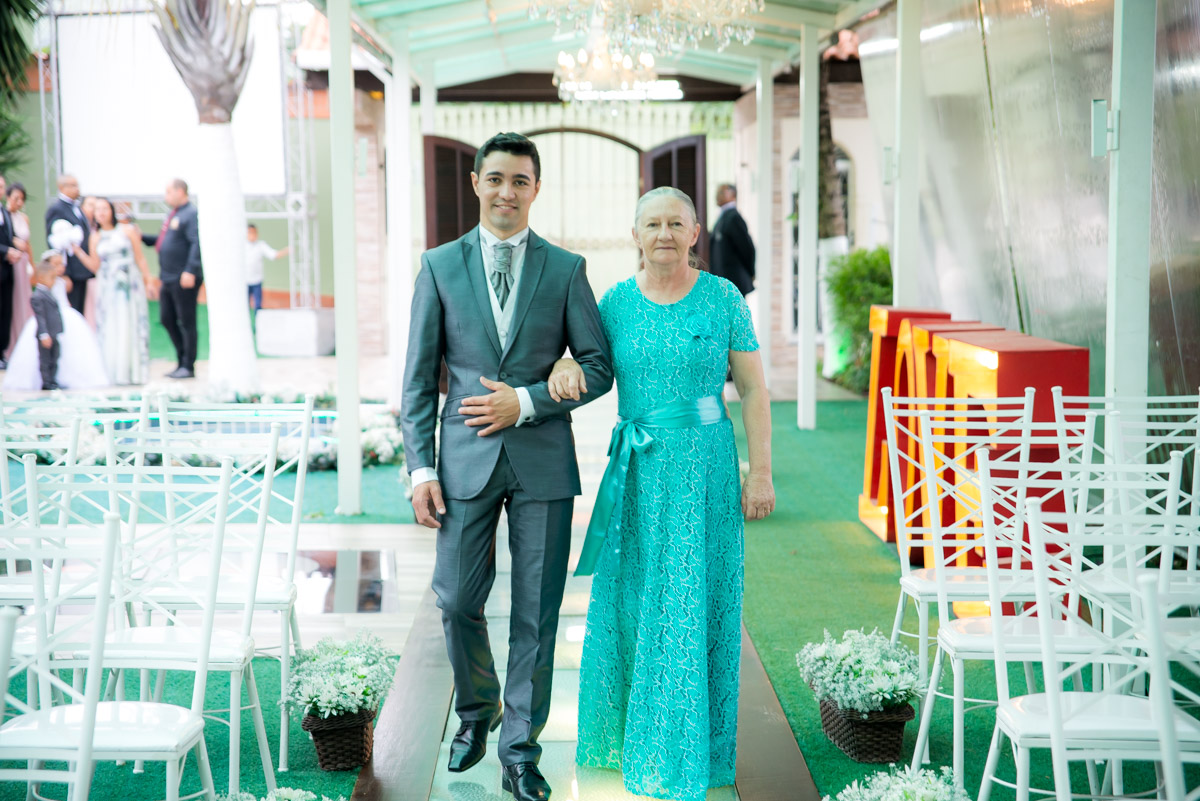 noivo entra com avó 