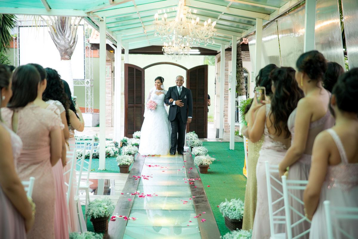 noiva entrando com o pai 