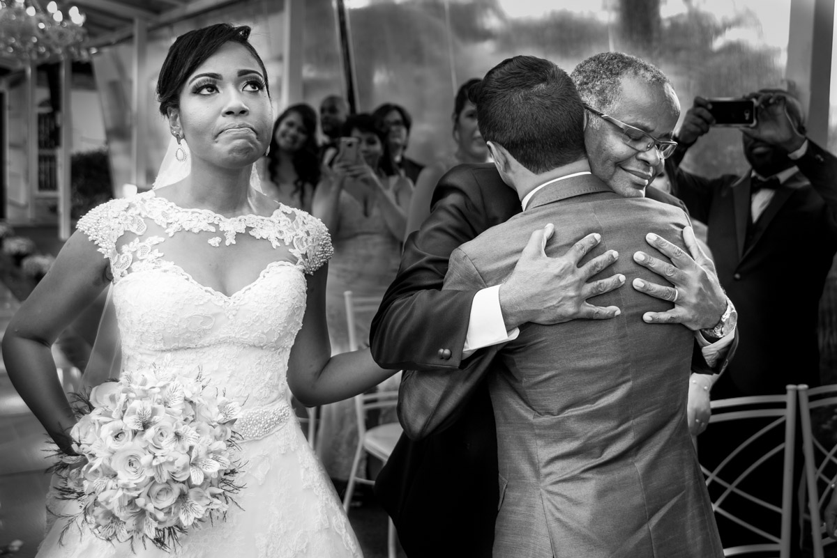 sogro e genro se abraçando, noiva emocionada