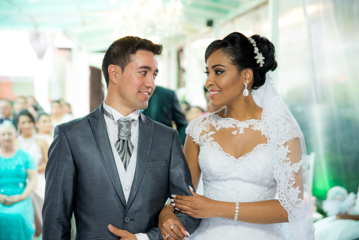 noivos no altar se olhando fotógrafo fabio doria 