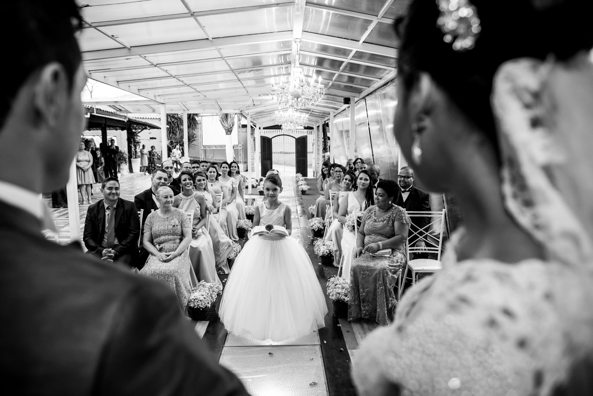 dama entra levando alianças na bíblia fotógrafo fabio doria 