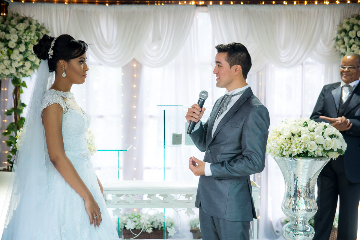 noivo fazendo declaração 