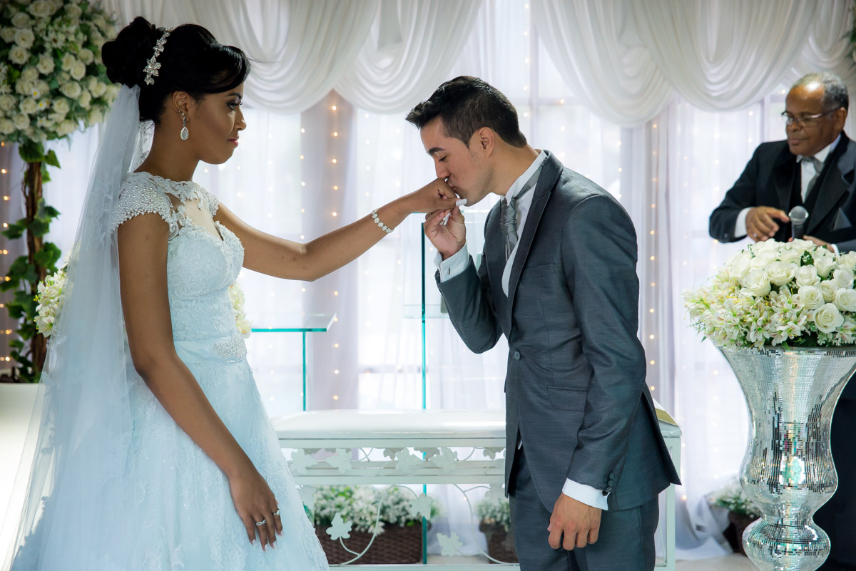 noivo beijando mão da noiva 