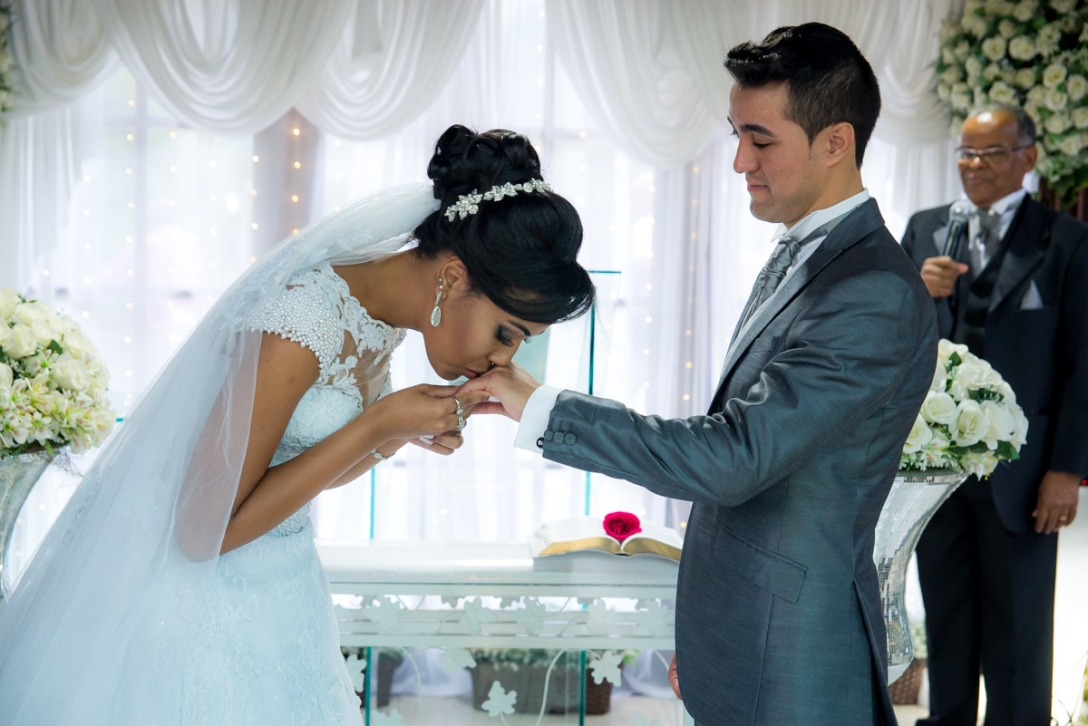 noiva beijando mão da noivo