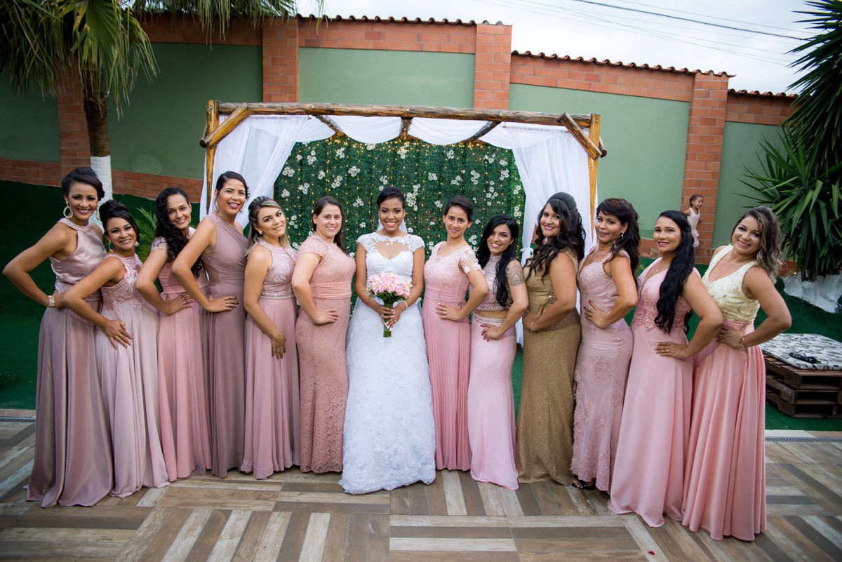 noiva com madrinhas com vestido rosa chá na parte externa do sítio mil maravilhas 