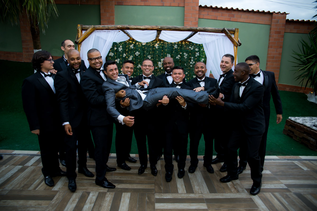 padrinhos segurando o noivo 