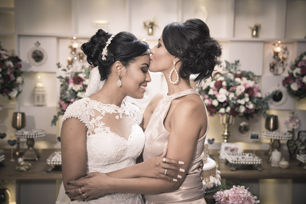 noiva recebe um beijo na testa da irmã mais velha fotógrafo fabio doria 