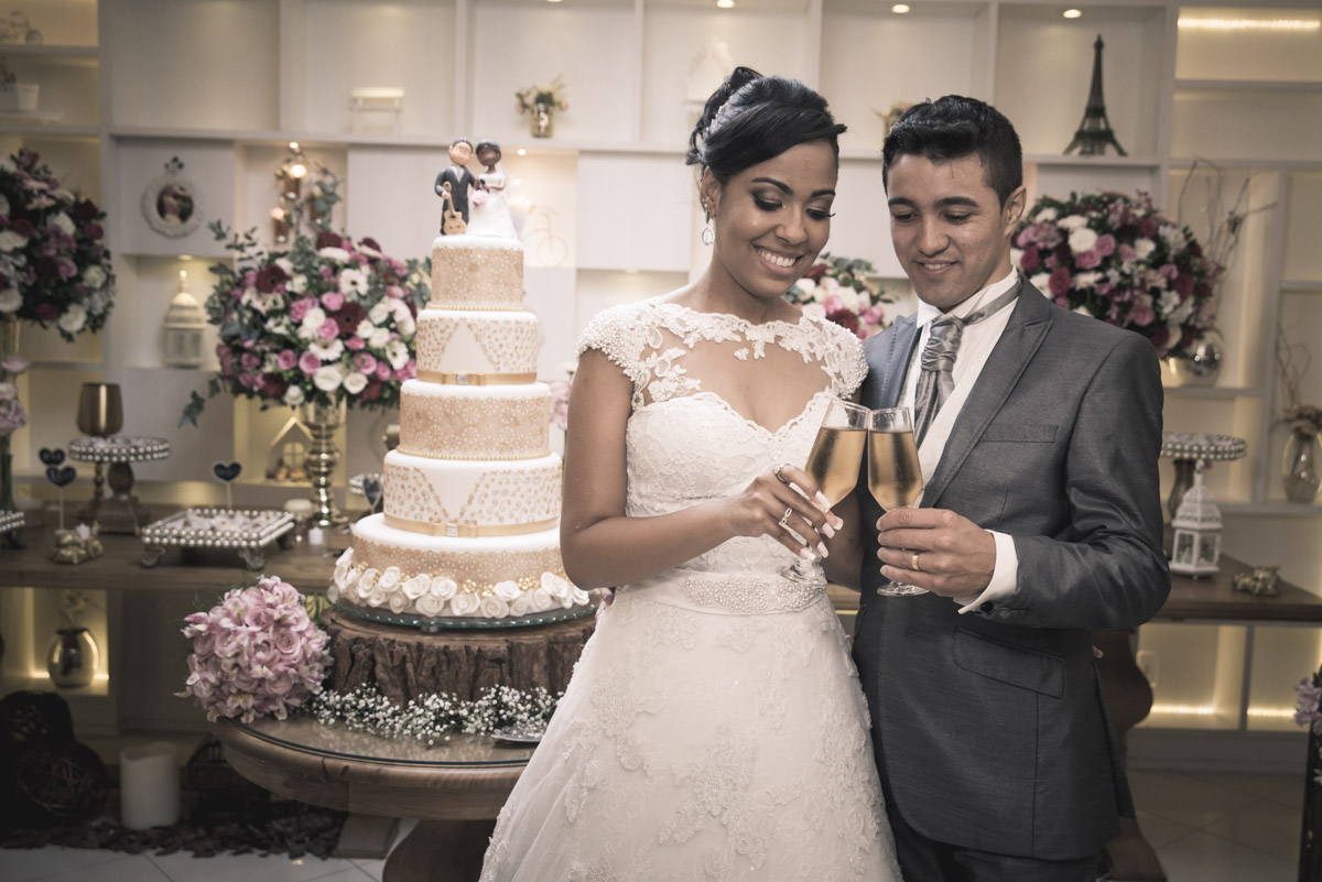 noivos brindando com taça de cristal 