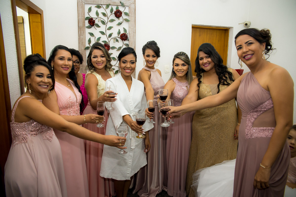 Making Of da noiva brindando com as madrinhas 