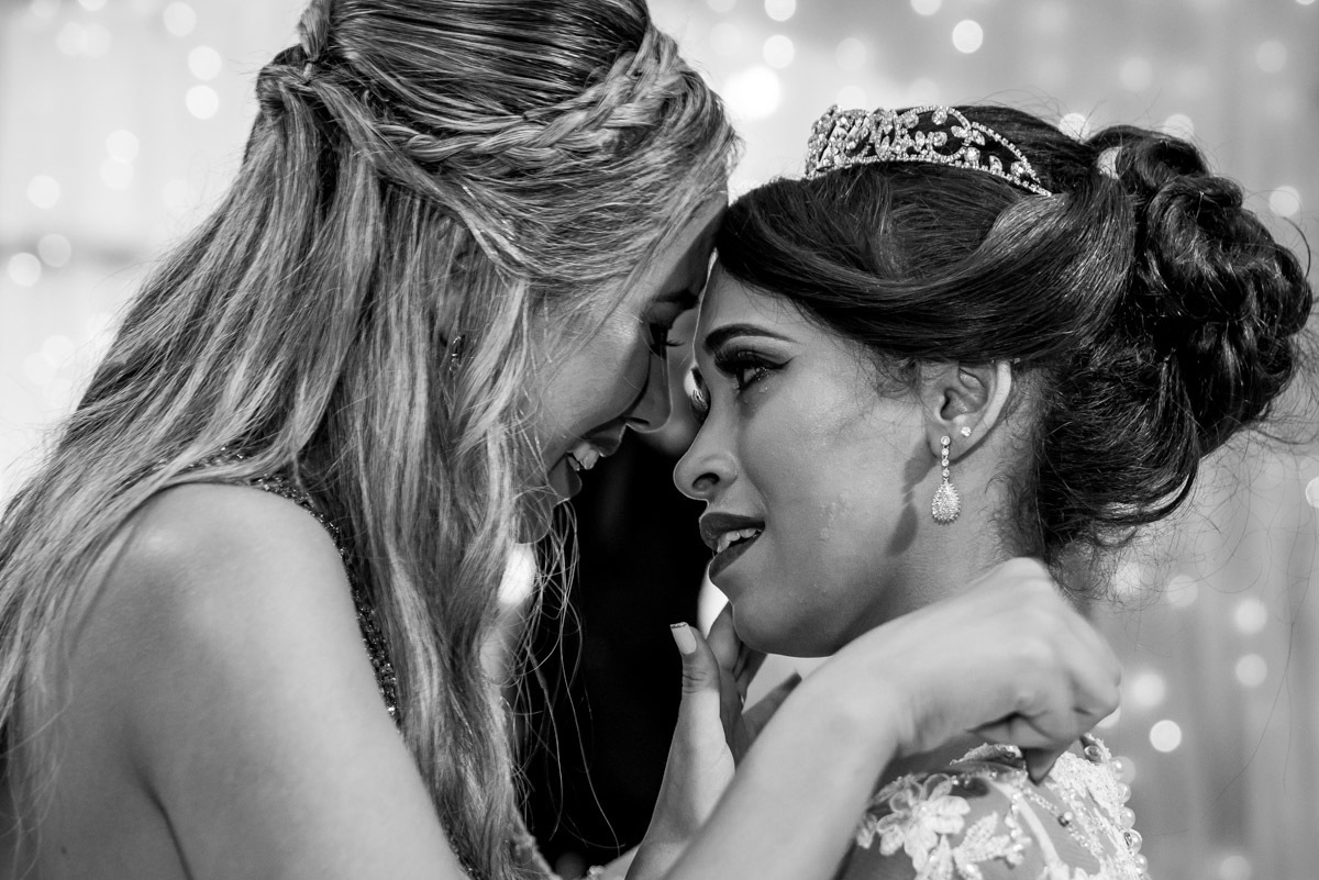 mão e filha emocionada na festa de 15 anos fotógrafo fabio doria 