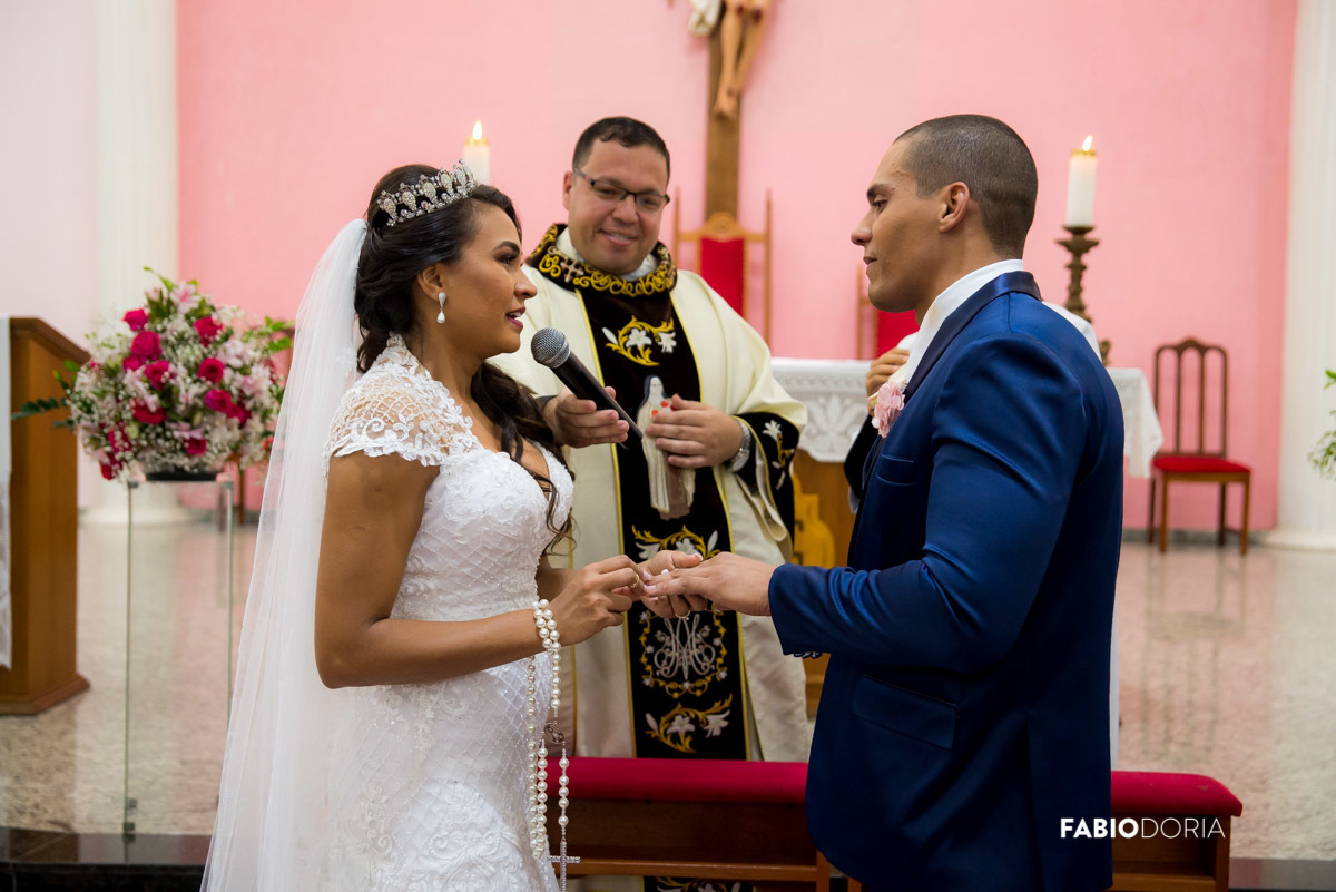 Igreja Santa Terezinha do menino Jesus noiva coloca aliança segurando mão do noivo fotógrafo fabio doria o melhor do rio de janeiro