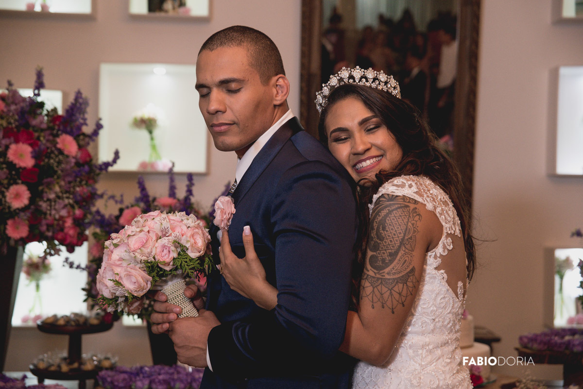 noiva abraçando o noivo por trás fotógrafo fabio doria 