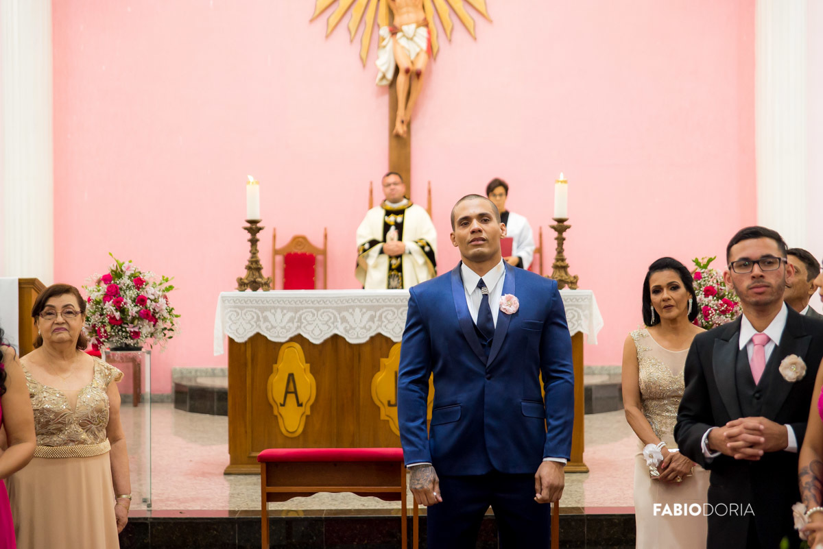 Igreja Santa Terezinha do menino Jesus noivo com terno azul 