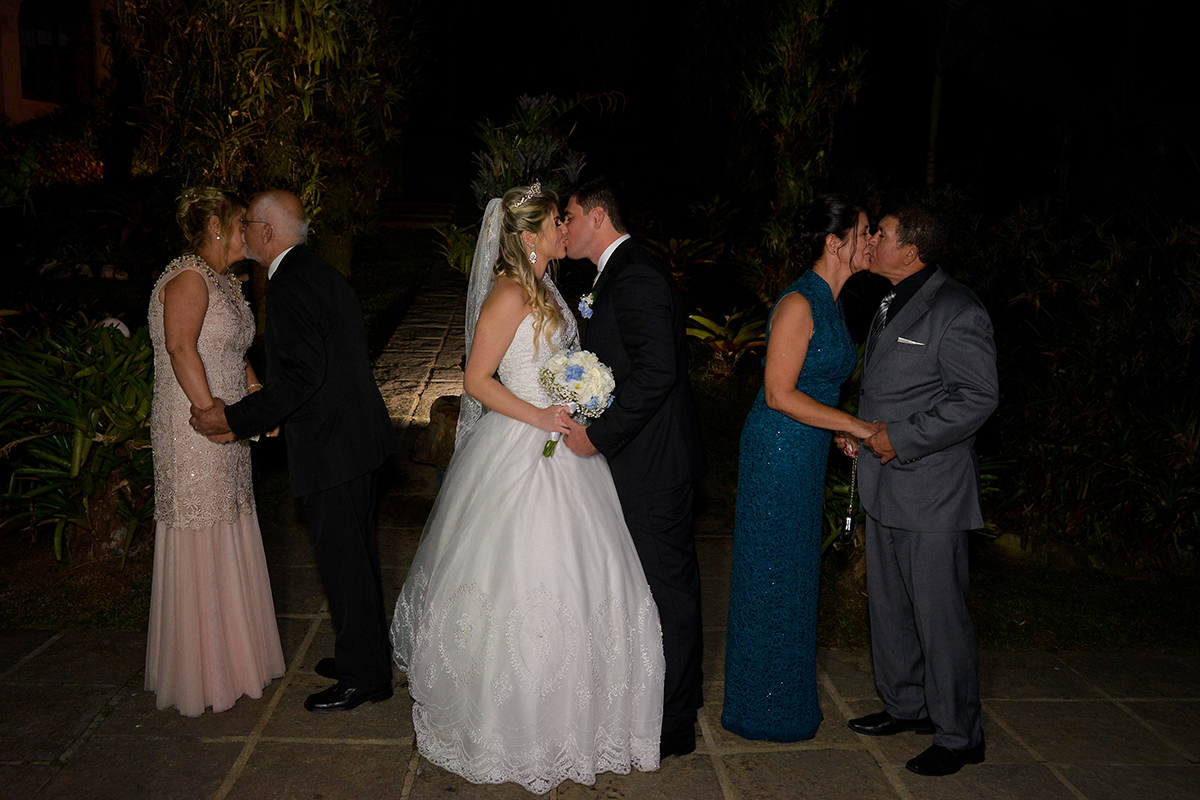 foto dos noivos, dos sogros e pais se beijando no sítio recanto dos sonhos fotografo fabio doria