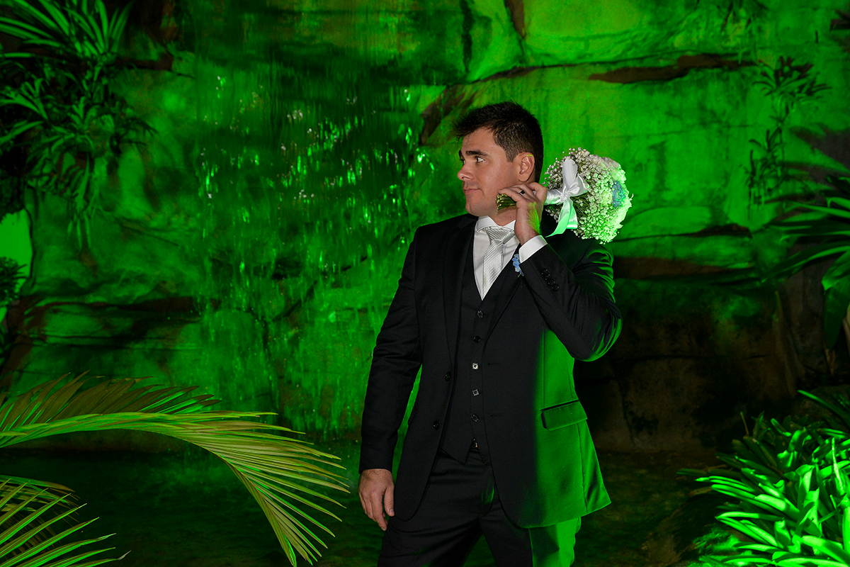 noivo esperando a noiva com buque