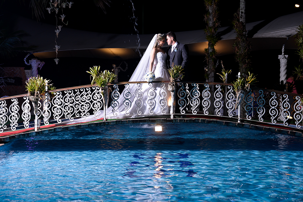 foto dos noivos na ponte do sítio recanto dos sonhos fotografo fabio doria