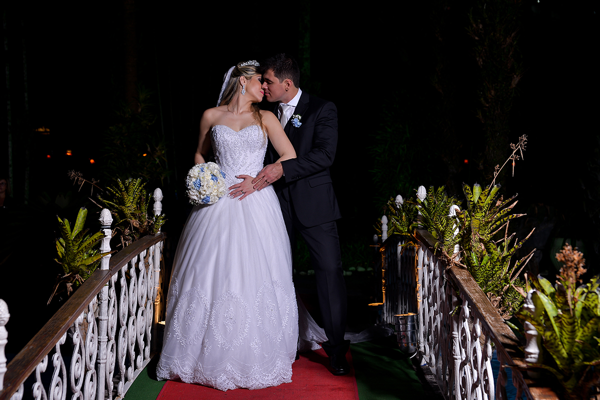 noivo abraçando noiva por trás