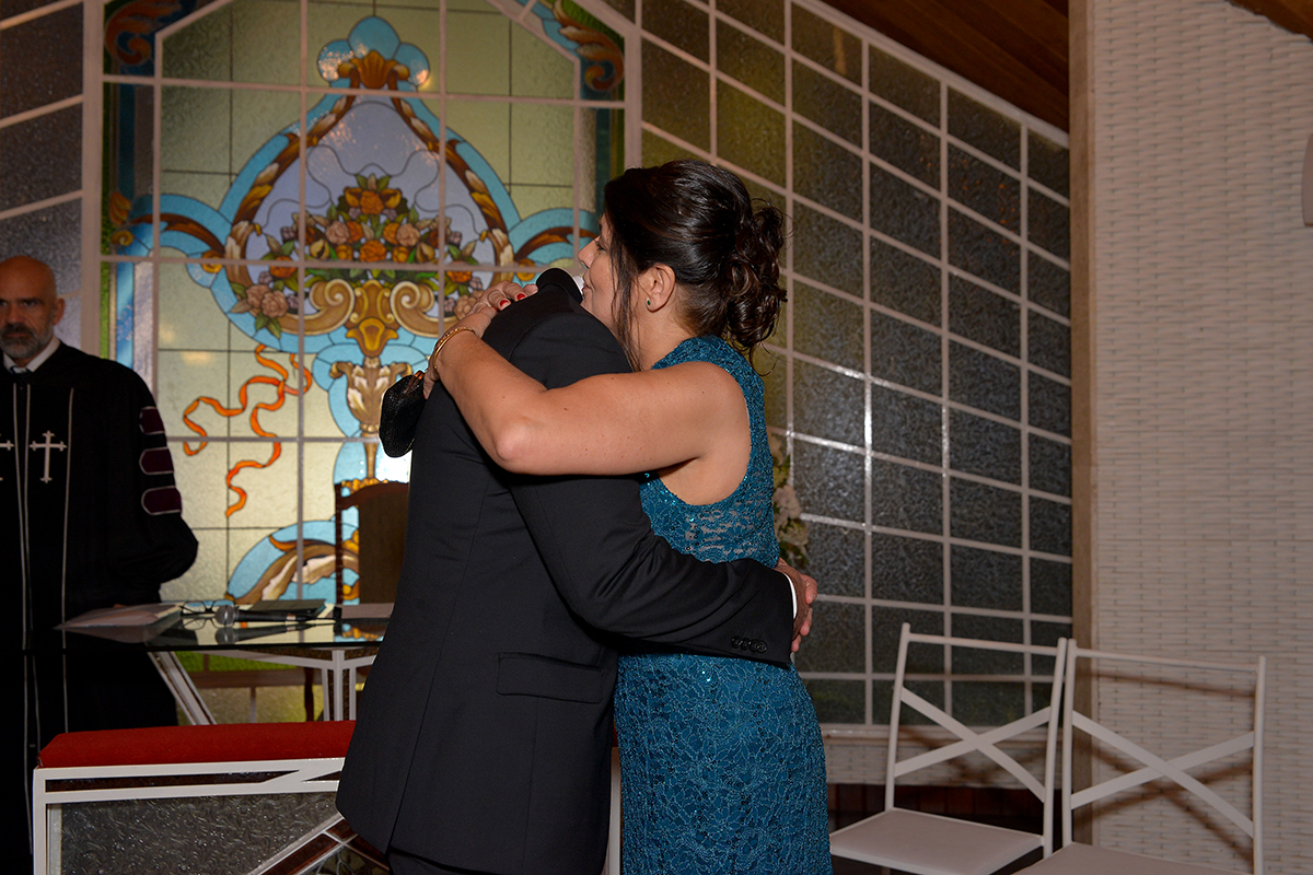 mãe e filho juntos no casamento se abraçando