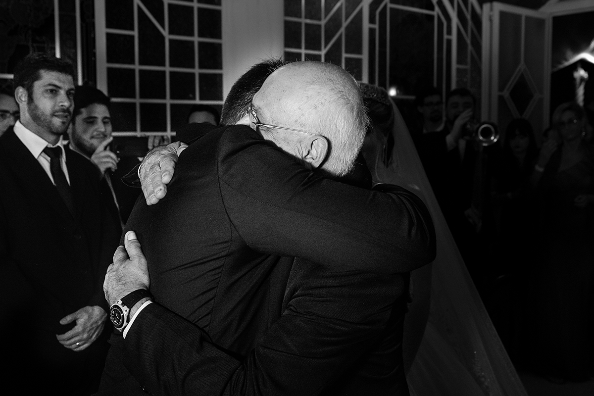 pai e filho juntos no casamento se abraçando em jacarepaguá