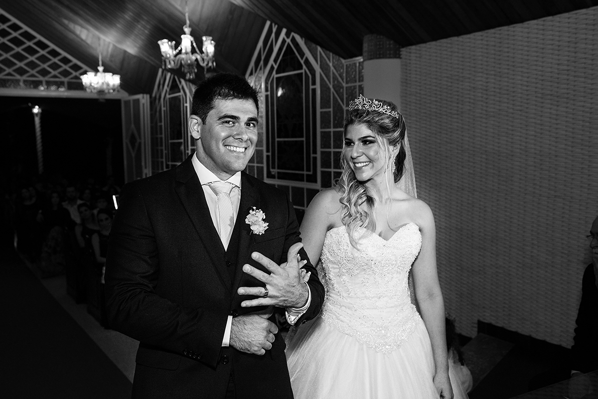 noivo mostrando aliança para o melhor fotografo do rj fabio doria