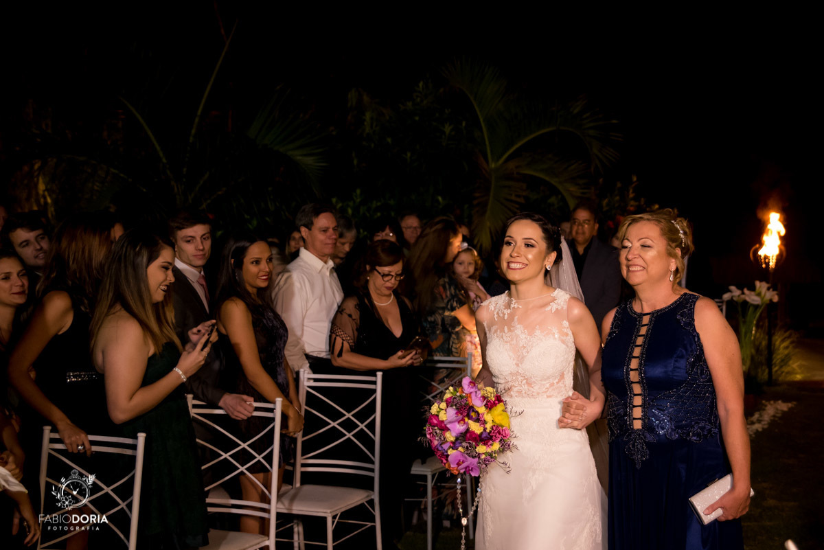 Noiva entra com a mãe Fabio doria fotógrafo casamento área externa salão Garden Party Eventos o melhor do rio de janeiro 