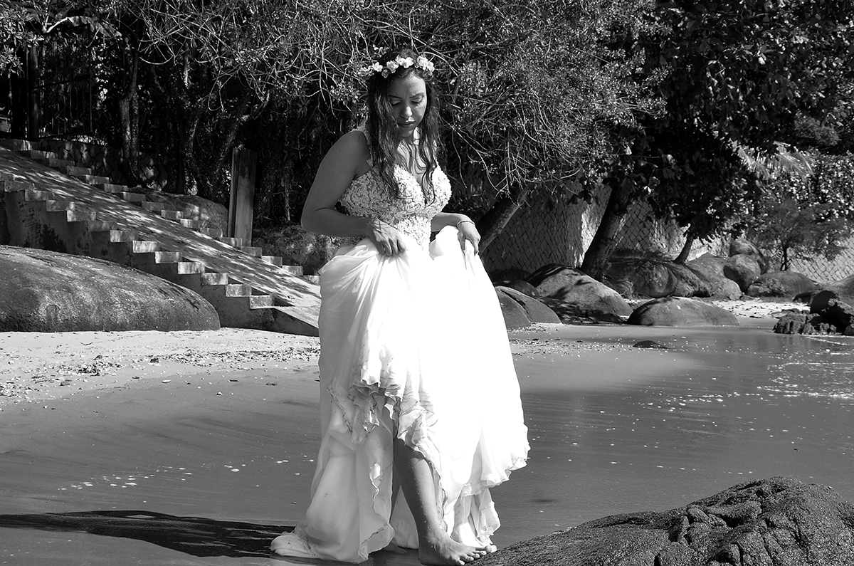 ensaio pós casamento noiva de vestido na praia
