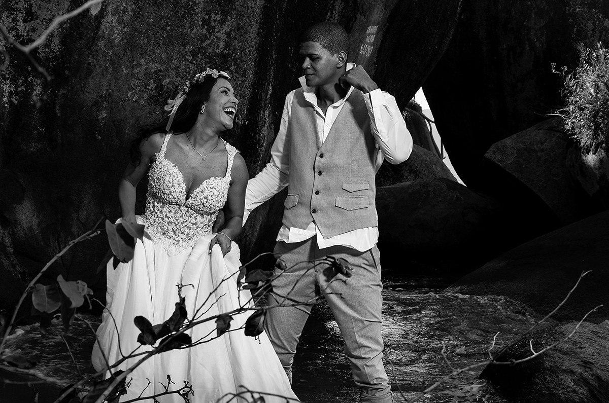 imagem de casal na praia