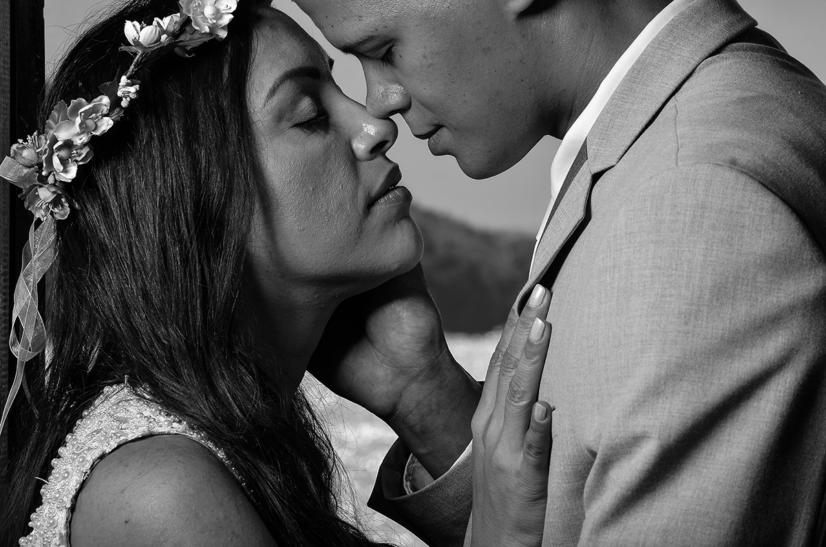 ensaio externo dos noivos com beijo com o fotografo fabio doria