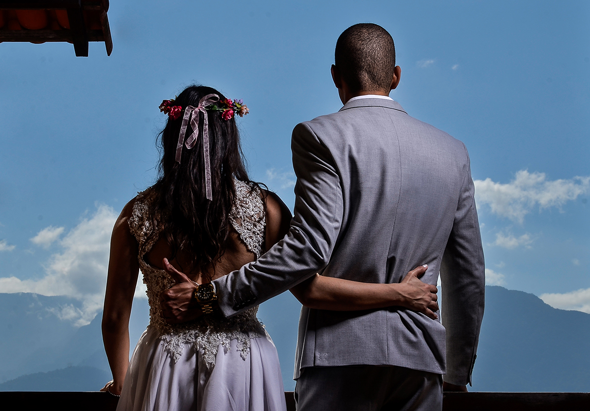 ensaio externo dos noivos de costas fotografo fabio doria