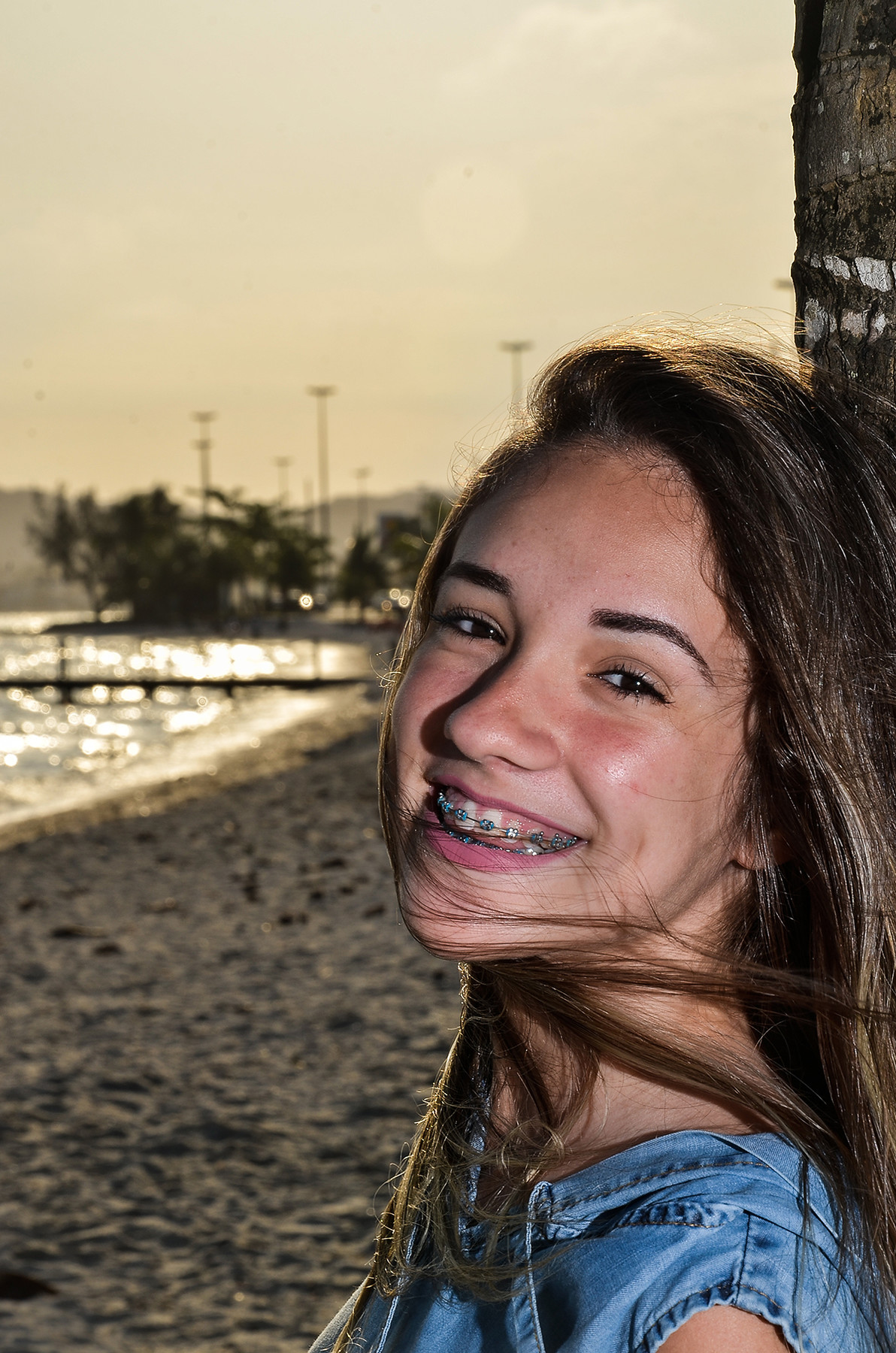 ensaio externo de debutante sorrindo em iguaba