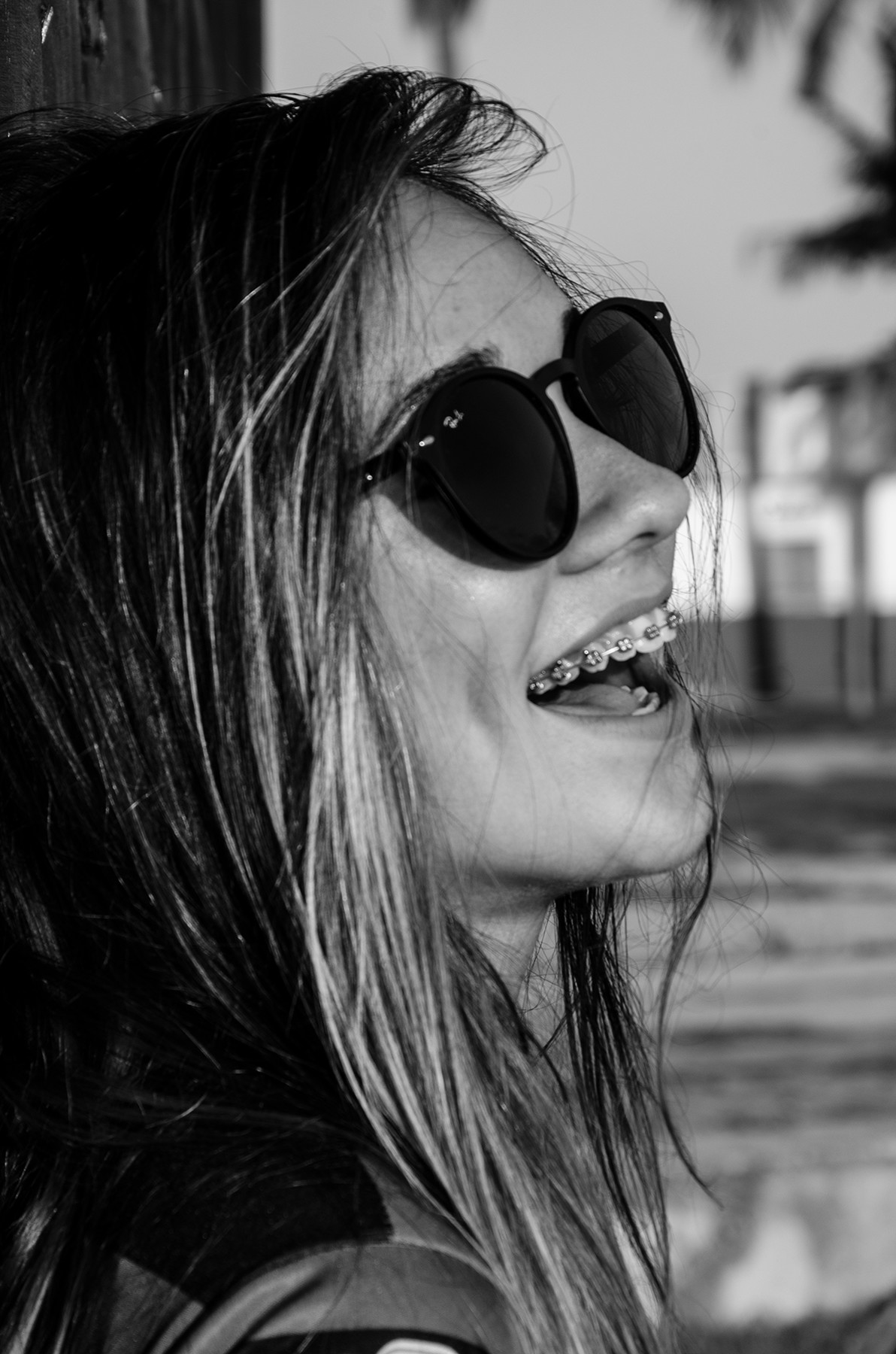 ensaio externo de menina com óculos escuro