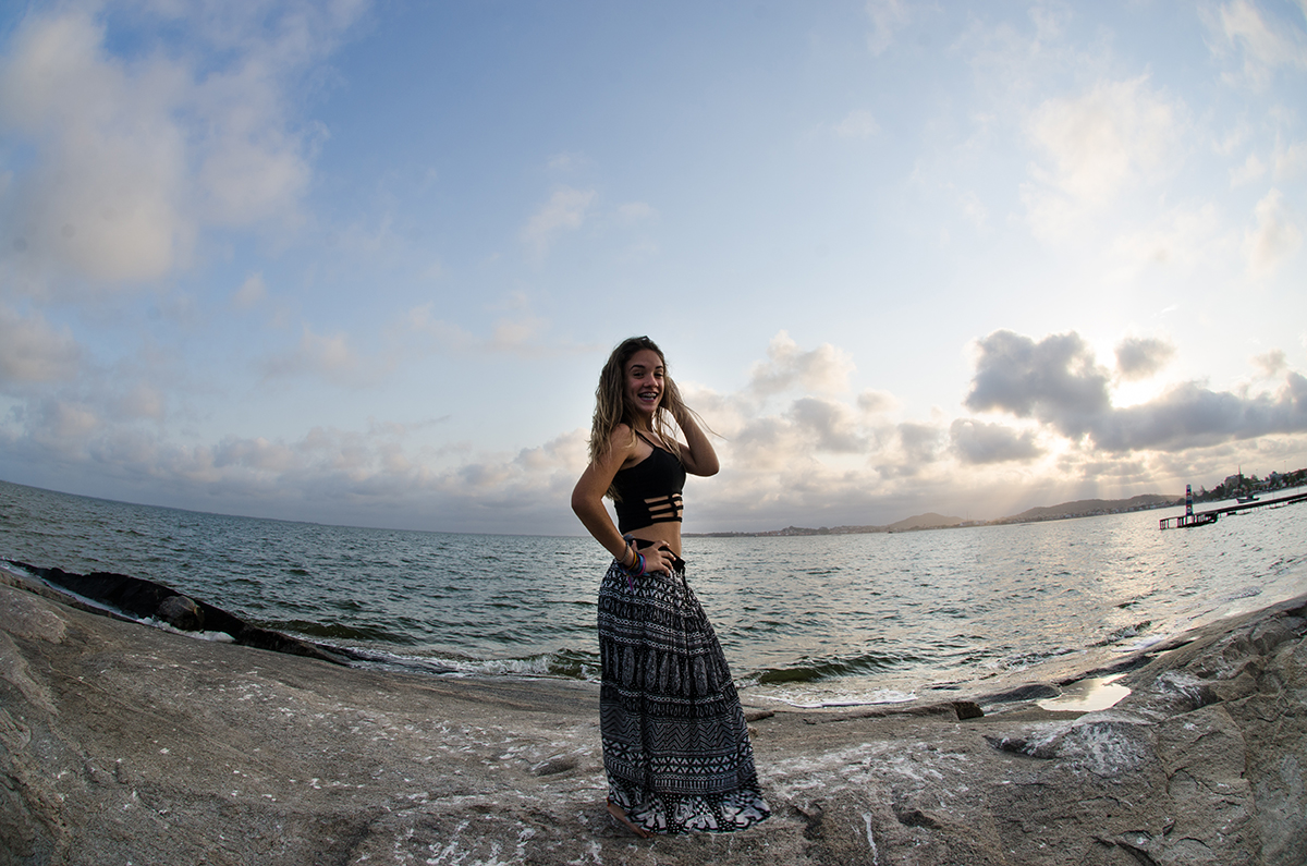 ensaio externo de menina na lagoa com saia longa