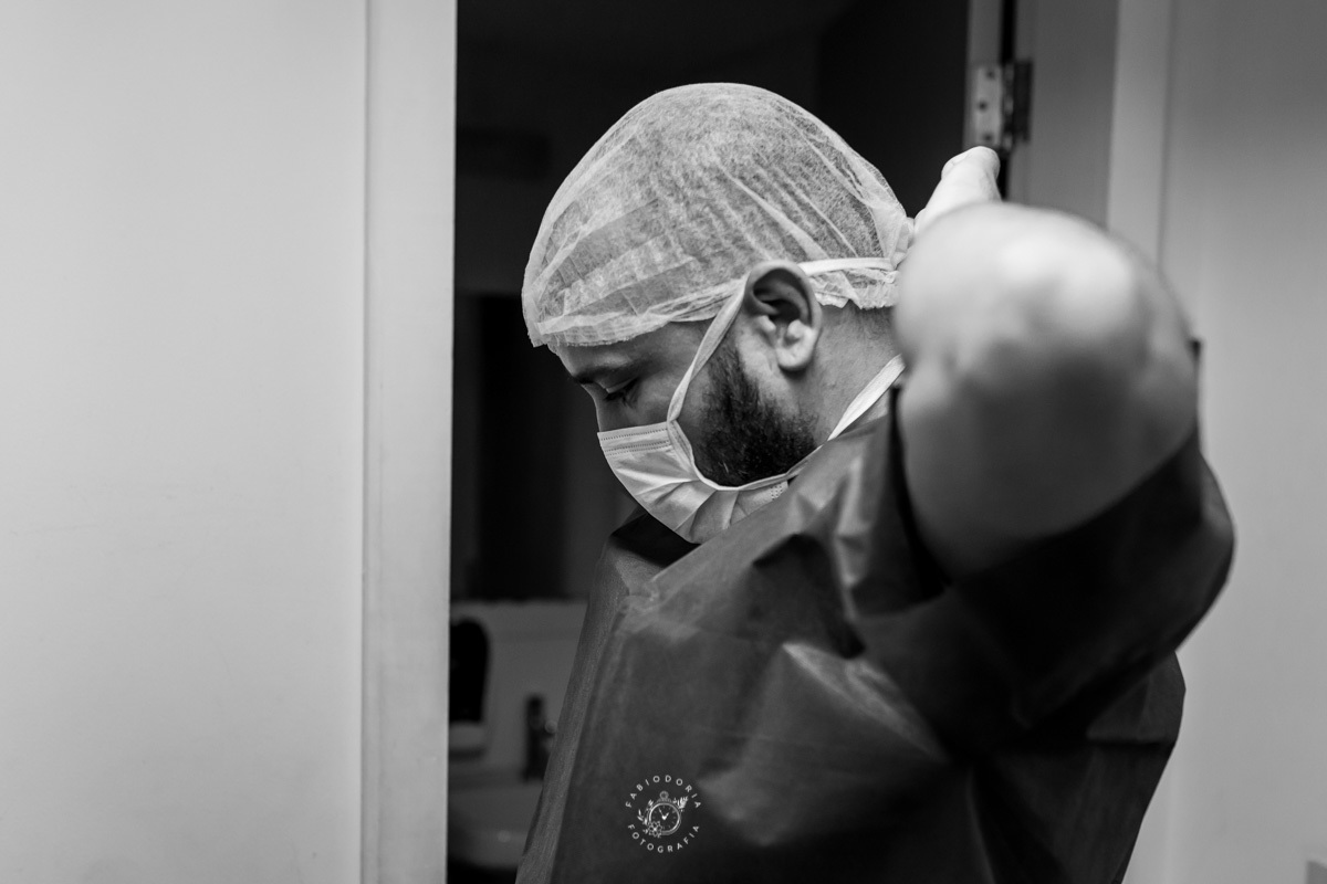 Maternidade São Francisco Niterói a chegada de Emanuel Fotógrafo de parto Fabio Doria o melhor do rio de janeiro e niterói preparativos da entrada da sala de cirurgia de parto