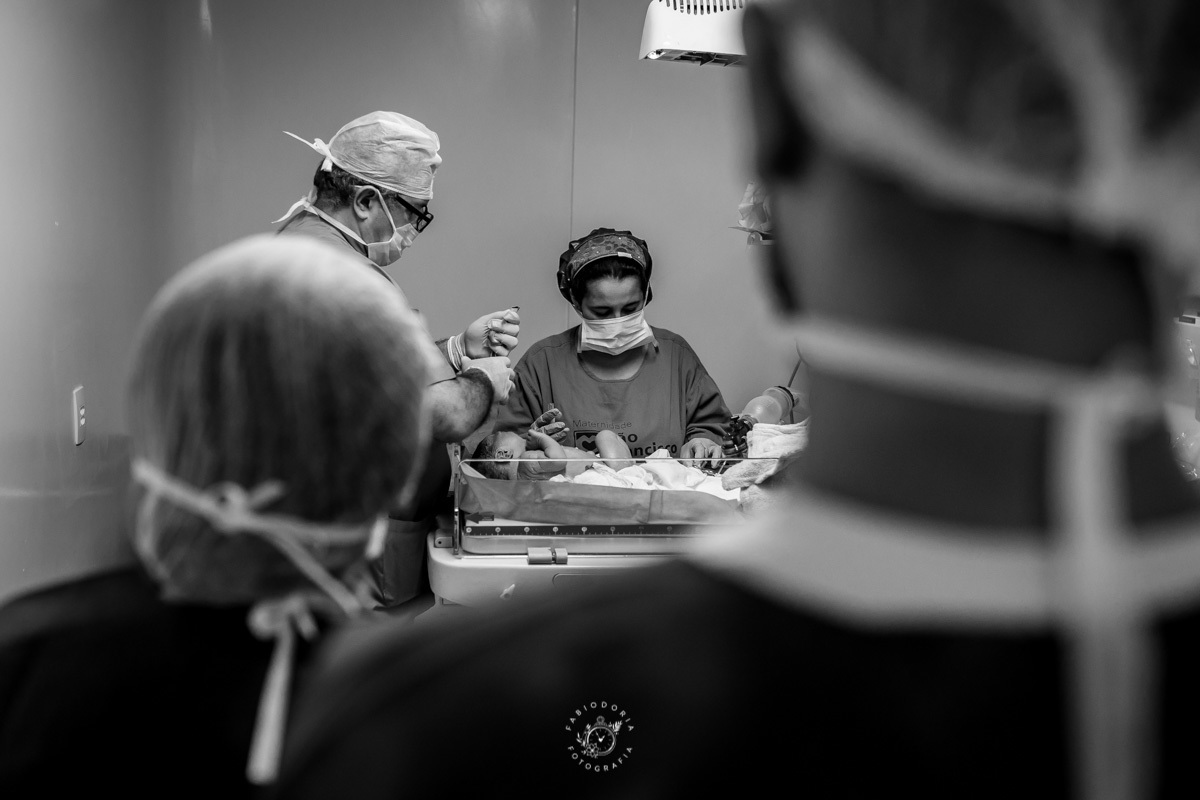 Maternidade São Francisco Niterói a chegada de Emanuel Fotógrafo de parto Fabio Doria o melhor do rio de janeiro e niterói sala de cirurgia de parto