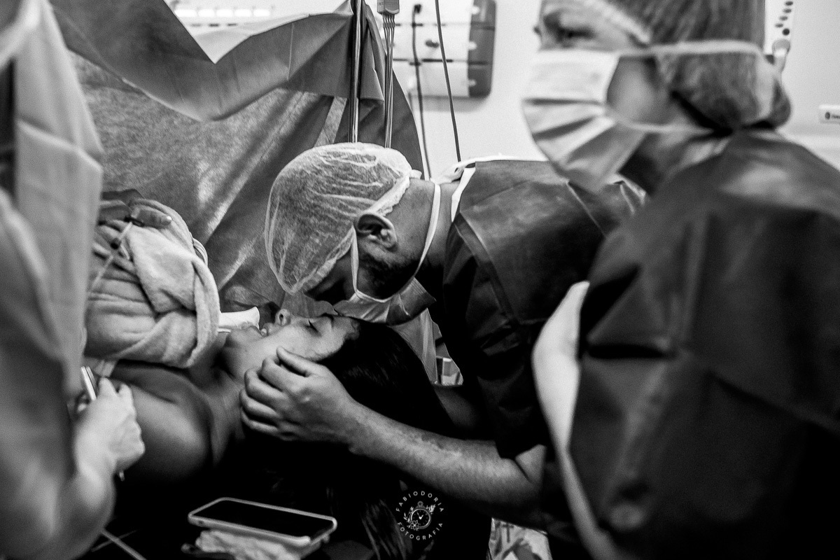 Maternidade São Francisco Niterói a chegada de Emanuel Fotógrafo de parto Fabio Doria o melhor do rio de janeiro e niterói sala de cirurgia de parto