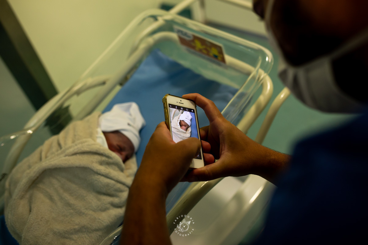 Maternidade São Francisco Niterói a chegada de Emanuel Fotógrafo de parto Fabio Doria o melhor do rio de janeiro e niterói sala de cirurgia de parto