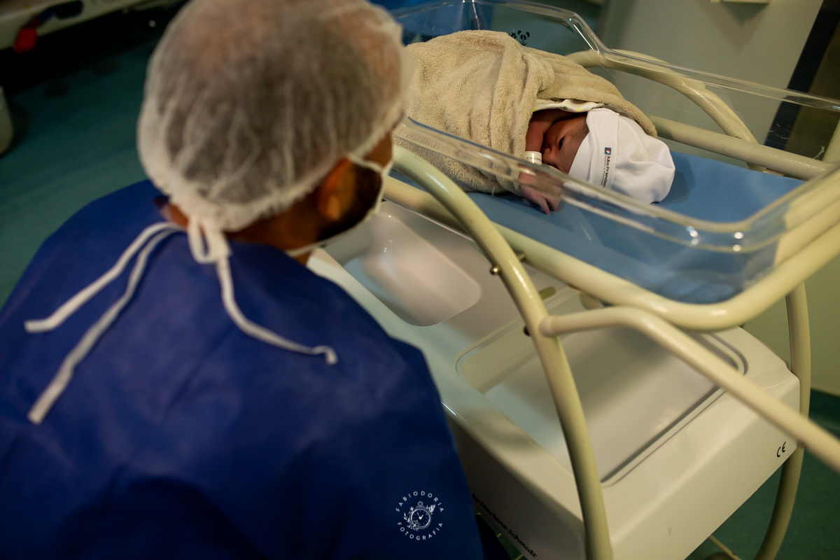 Maternidade São Francisco Niterói a chegada de Emanuel Fotógrafo de parto Fabio Doria o melhor do rio de janeiro e niterói sala de cirurgia de parto pai vendo filho pela primeira vez