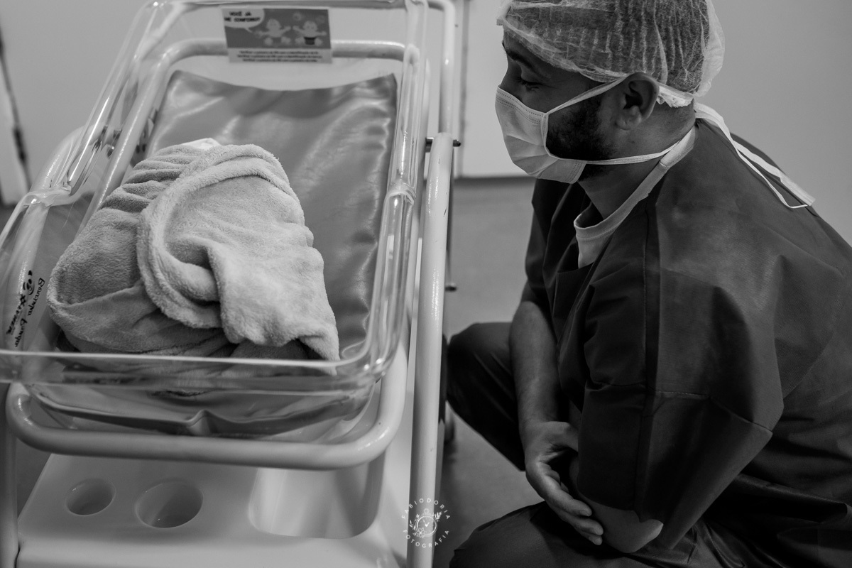 Maternidade São Francisco Niterói a chegada de Emanuel Fotógrafo de parto Fabio Doria o melhor do rio de janeiro e niterói sala de cirurgia de parto pai vendo filho pela primeira vez