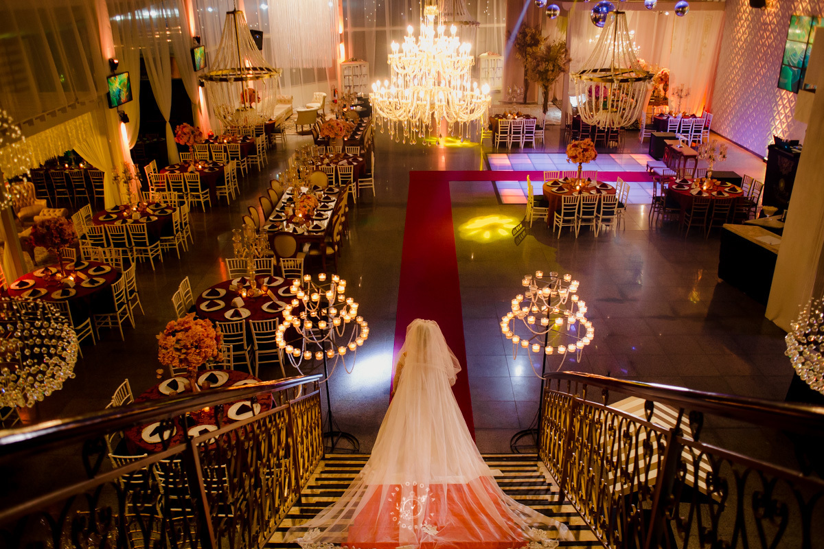 casamento salão solarium fotógrafo fabio doria o melhor do rio de janeiro pose da noiva na escada com véu grande